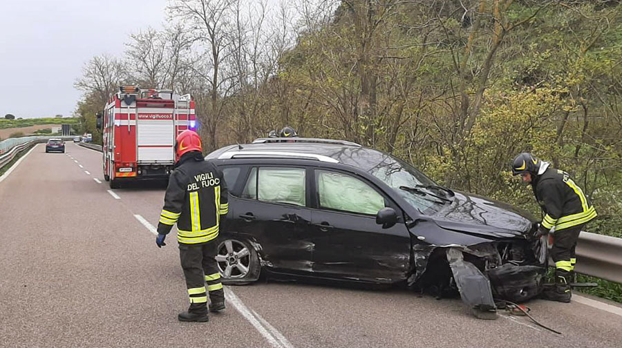 Paura sulla 131: perde il controllo dell’auto e si schianta sul guard rail