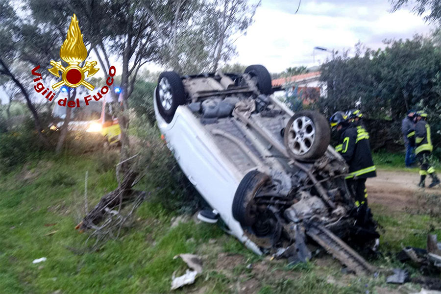 Esce di strada, abbatte un albero e si ribalta: paura a San Teodoro