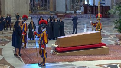 L'omaggio di Trump al Papa