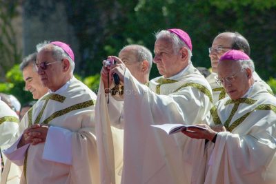 Mons. Meloni fotografa Papa Francesco (foto S.Novellu)