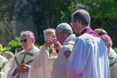Mons. Meloni fotografa Papa Francesco (foto S.Novellu)