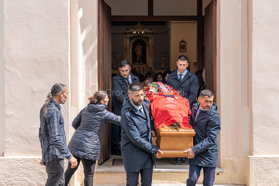 Orgosolo saluta Graziano Mesina: un addio di silenzio, rispetto e comunità – VIDEO