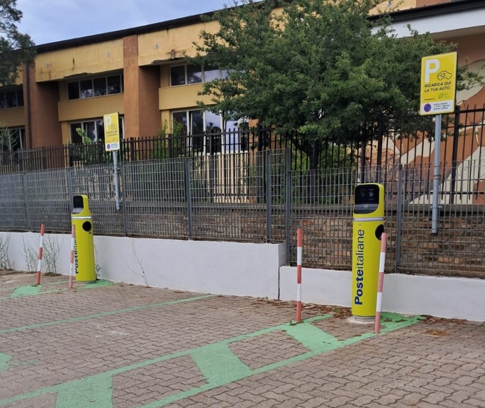 Nell’ufficio postale di Siniscola Poste italiane attiva le colonnine di ricarica elettrica
