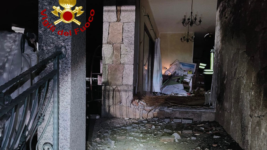 Esplosione notturna a Siniscola: ordigno distrugge l’ingresso di una casa