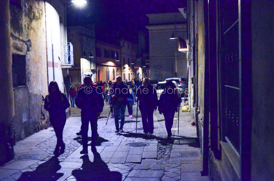 Fedeli in partenza per San Francesco di Lula (foto Nieddu)