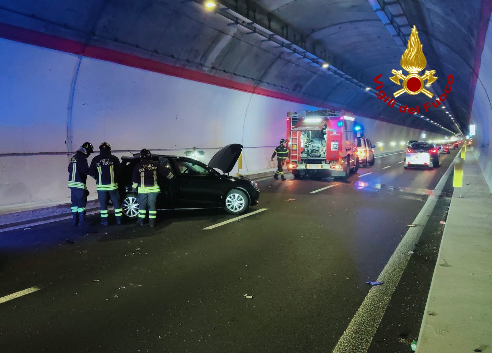 Scontro in galleria sulla SS131 DCN: due turisti tedeschi in codice rosso