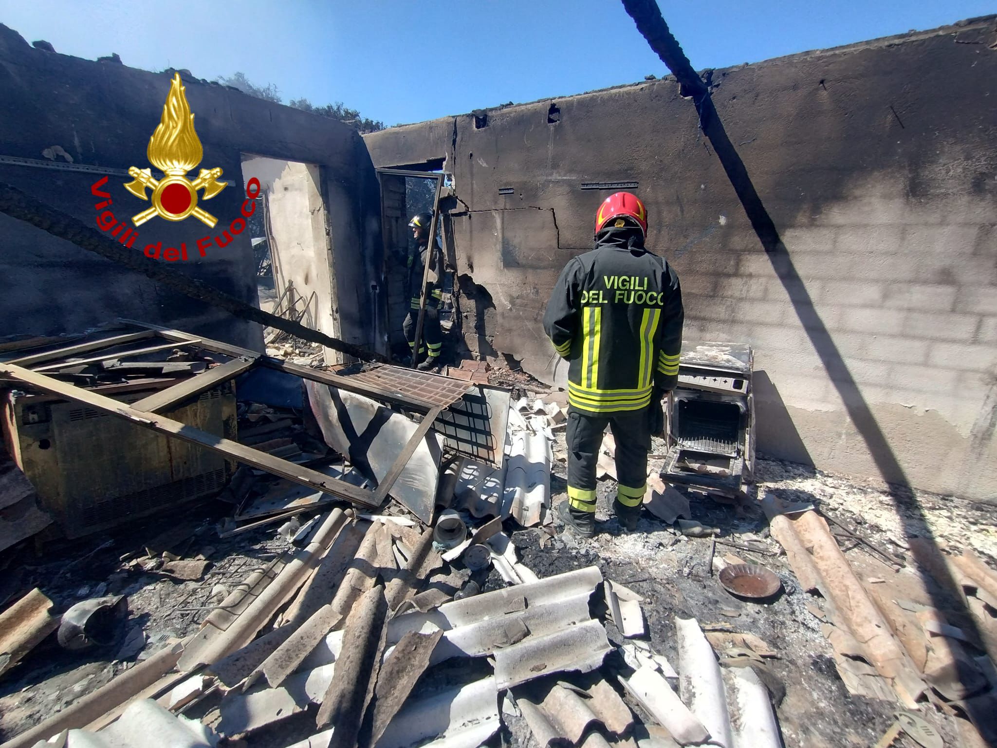 Orosei. Violento incendio devasta un casolare: esplode bombola di GPL