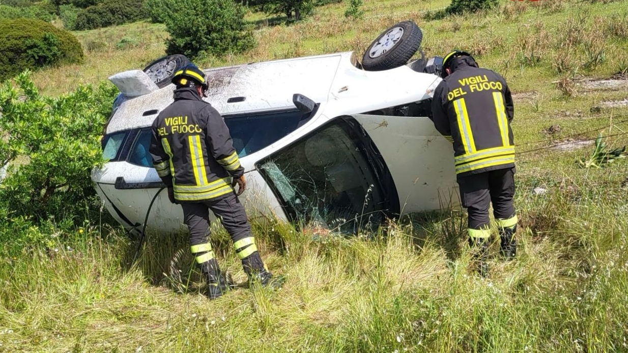 Perde il controllo dell’auto e si ribalta in un campo: ferita una donna