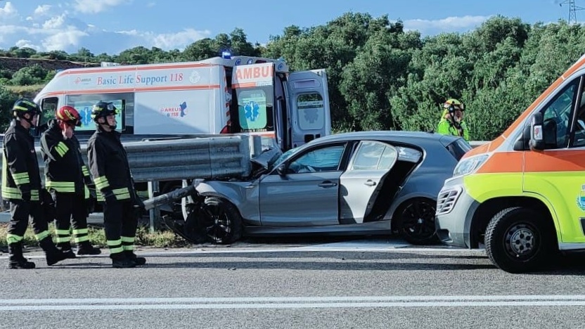 San Teodoro. Si schiantano con la BMW contro il guard rail: quattro feriti