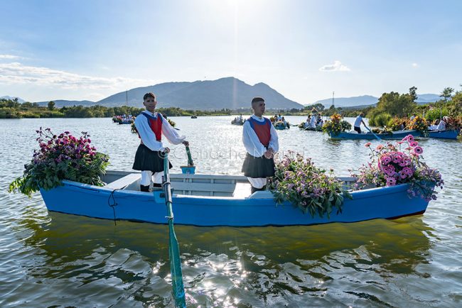 Il corteo di barche sul Cedrino (foto S.Novellu)