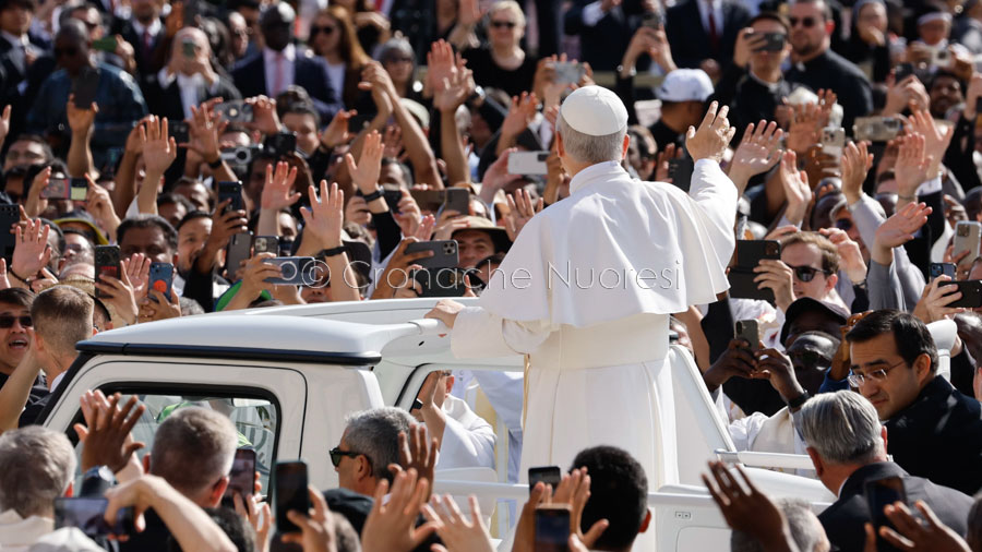 Leone XIV Inizia il Suo Pontificato: oltre 150 delegazioni acclamano il nuovo pontefice