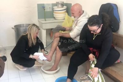 La prioressa uscente Maura Cavada lava i piedi a Paolo Ladu