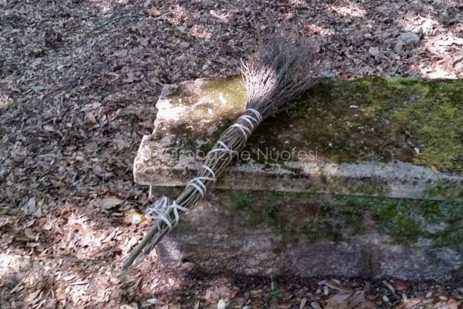 La scopa utilizzata da Nicola Porcu al Monte Ortobene