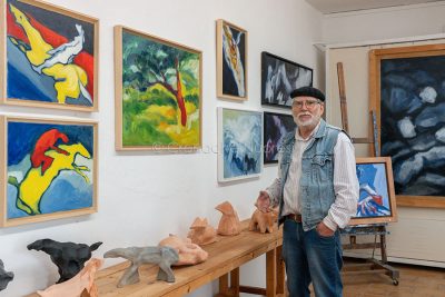 L'artista Pietro Costa nel suo studio (foto S.Novellu)