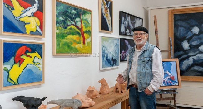 L'artista Pietro Costa nel suo studio (foto S.Novellu)