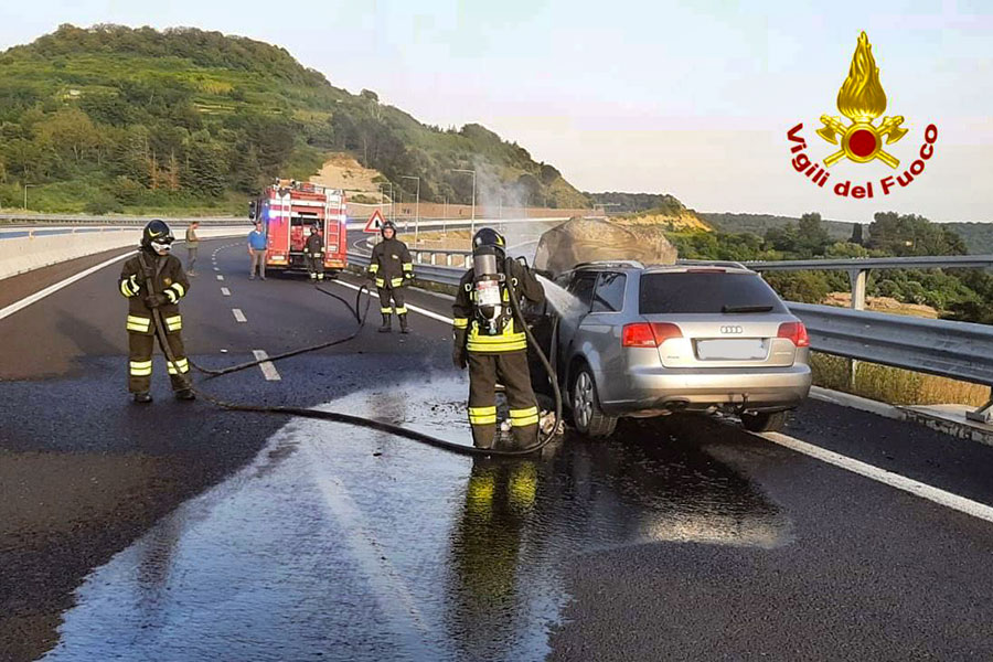 Audi prende fuoco durante la marcia: traffico rallentato sulla 131