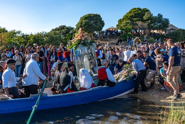 Lo sbarco della Vergine al Santuario (foto S.Novellu)