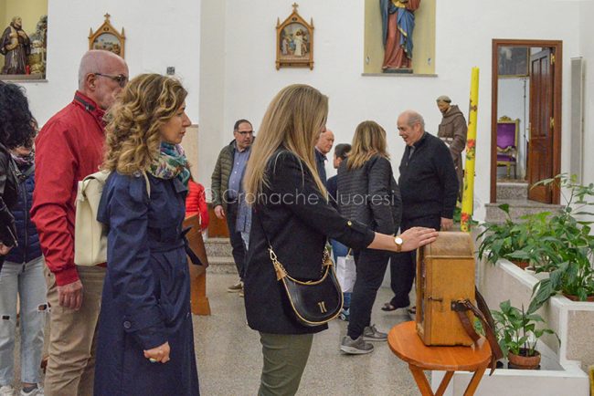 L'omaggio dei fedeli a San Francesco (foto Nieddu)