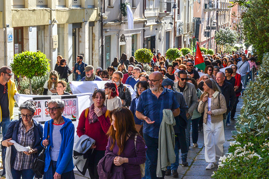 Nuoro si unisce al grido di dolore per Gaza: lenzuola bianche e manifestazione per la Palestina