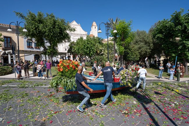 Orosei, preparazione delle barche per la processione (foto S.Novellu)