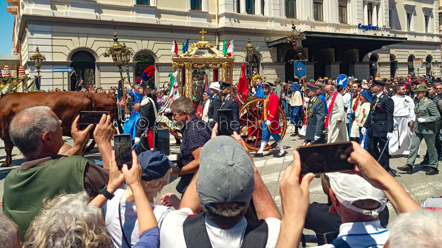Sant’Efisio: lo spettacolo della grande processione e tanti pensieri rivolti a Papa Francesco