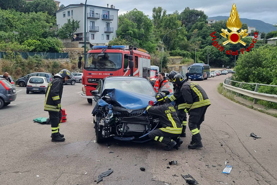 Scontro tra due auto in pieno centro a Lanusei: due feriti in ospedale