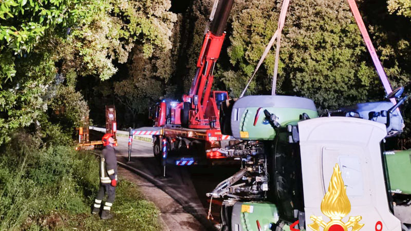 Trattore si ribalta da un camion sulla Provinciale: traffico bloccato e intervento della gru
