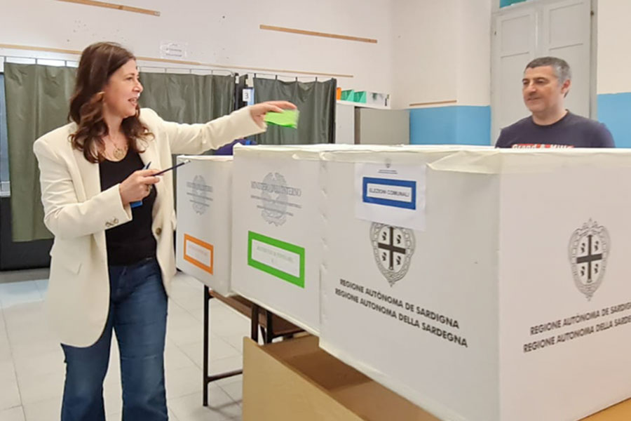 Nuoro. Alessandra Todde ha votato per Comunali e Referendum nella propria città
