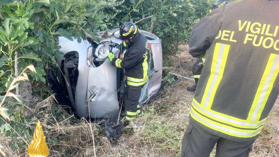 Auto esce fuori strada e si ribalta: tre giovani miracolosamente illesi
