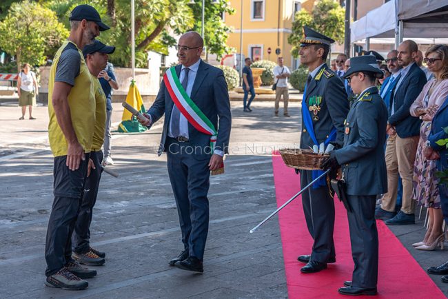 GdF - il sindaco Emiliano Fenu consegna le onorificenze (foto S.Novellu)