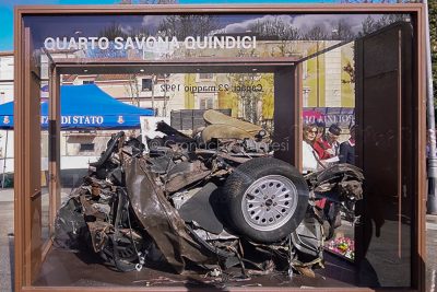 I resti di un'auto della scorta di Falcone (foto S.Novellu)