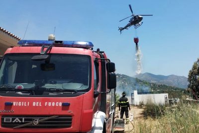 I vigili del fuoco sul luogo dell'incendio a Irgoli