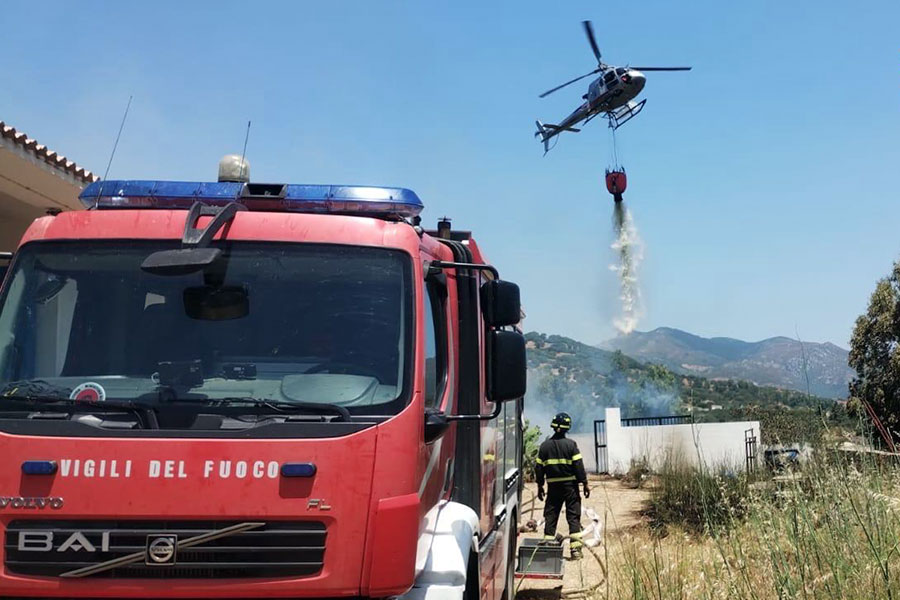Paura per un incendio alla periferia di Irgoli: il fuoco minaccia le case