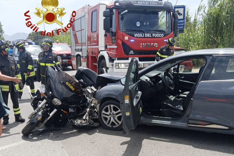 Frontale auto moto sulla statale 125: grave un centauro