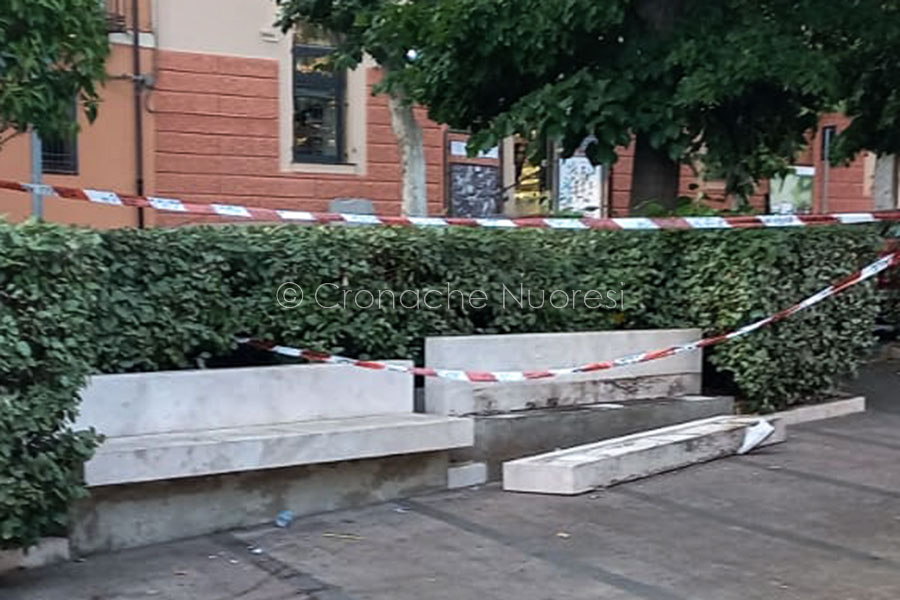 Nuoro. Paura ai Giardini: seduta in marmo cede e ferisce un ragazzo