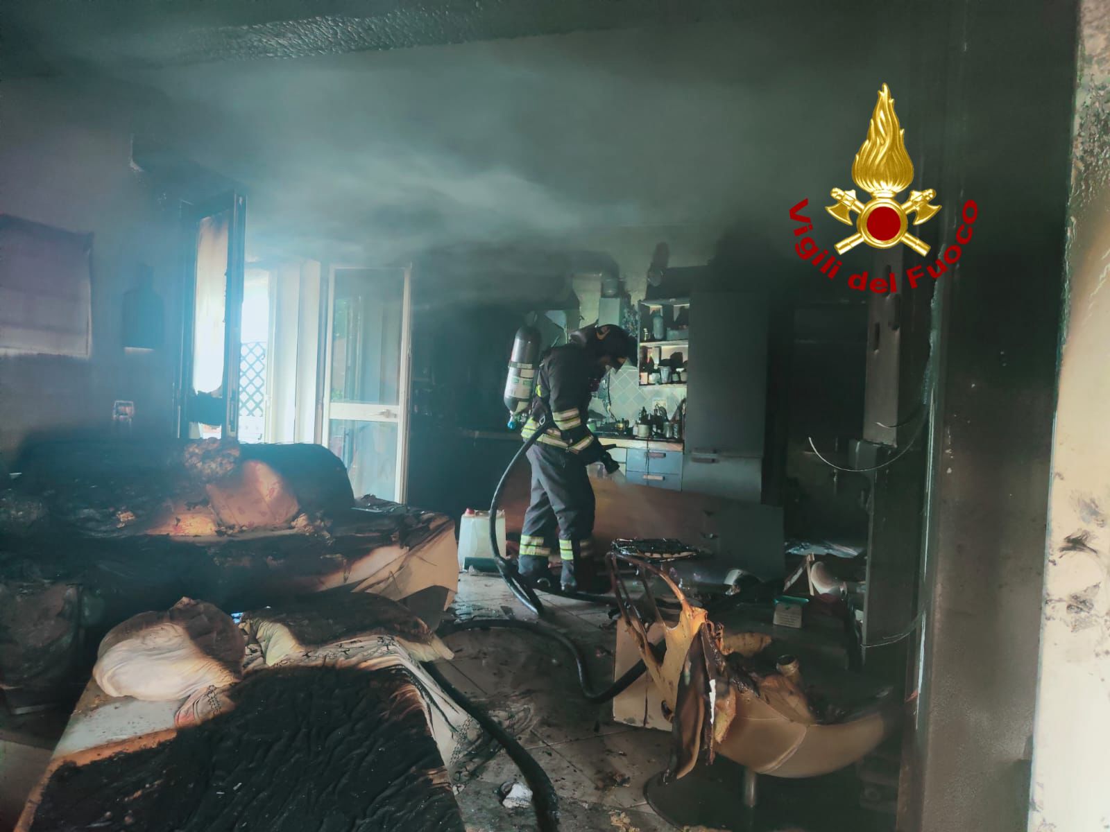 Paura a Siniscola per un’abitazione andata a fuoco: gravi i danni