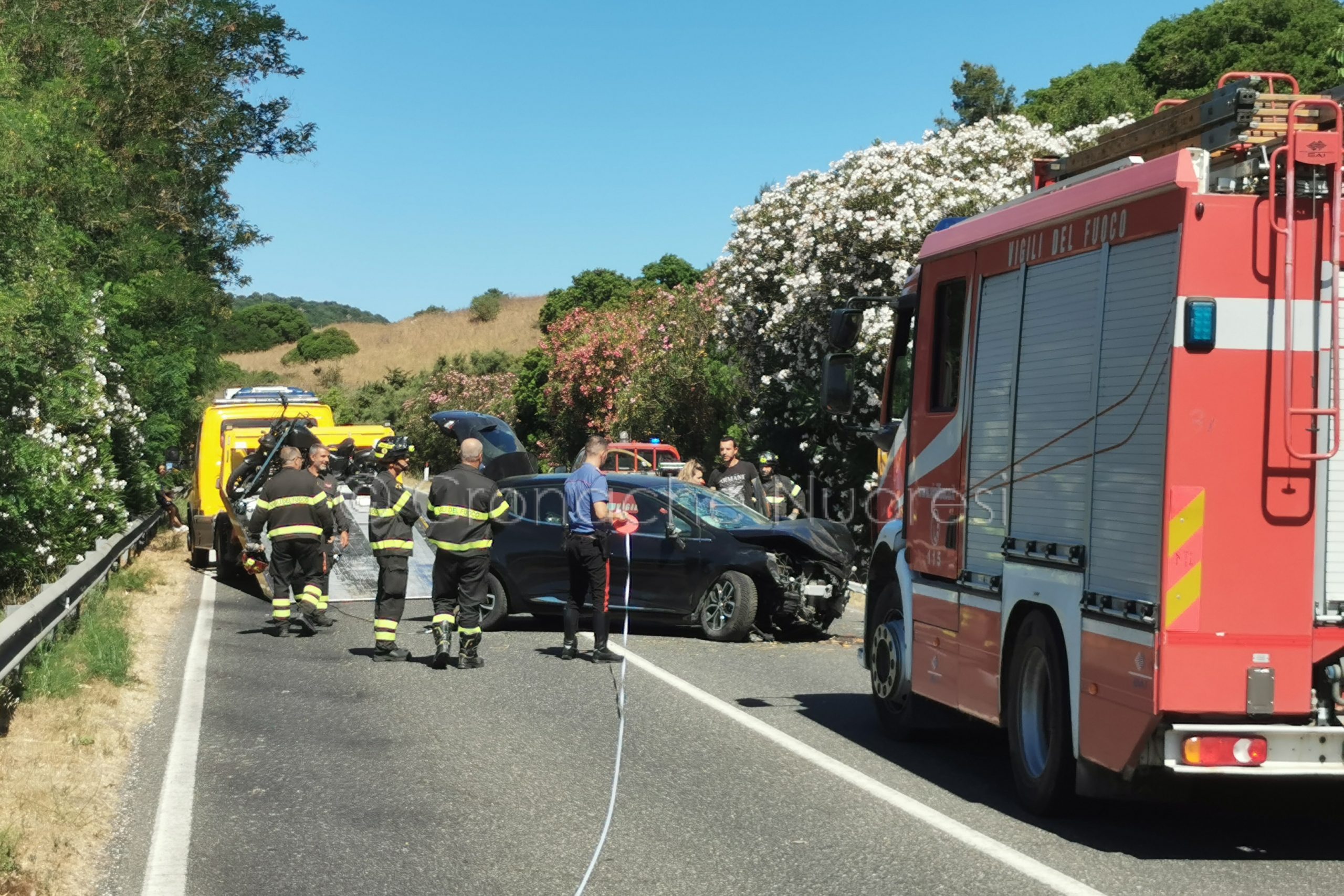 Orosei. Doppio incidente sulla 129: auto si schianta sugli alberi, moto si scontra con le auto in coda. Tre feriti