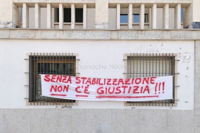 Striscione di protesta in tribunale (foto Meloni)