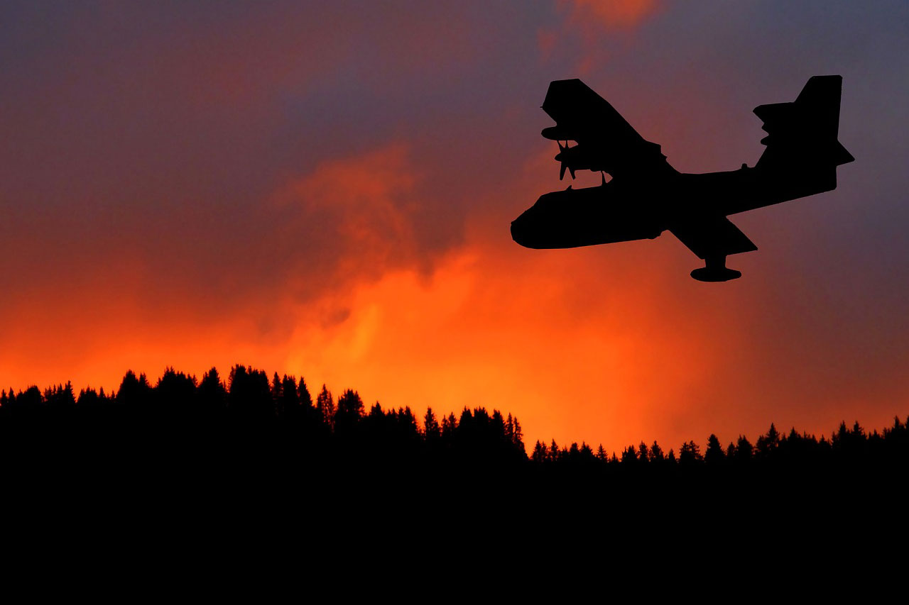 Vasto incendio a Jerzu: un canadair e 2 elicotteri in azione