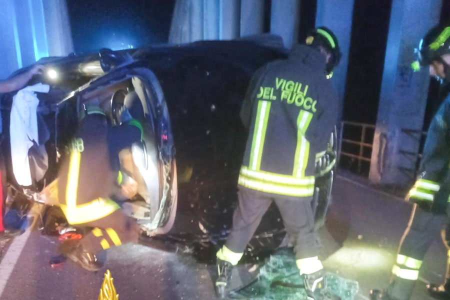 Si schianta contro un pilone e si ribalta  sulla ex 125: passeggero incastrato tra le lamiere