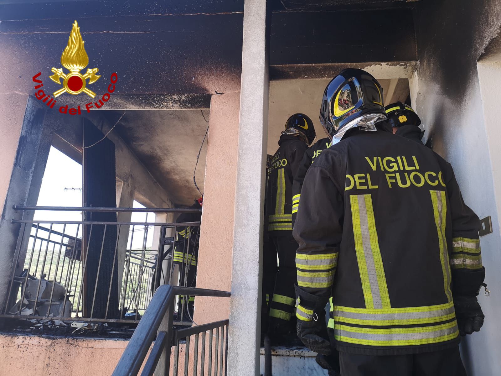 Un sovraccarico elettrico e l’appartamento va a fuoco: evacuata la palazzina