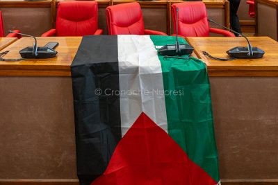 Bandiera palestinese esposta in consiglio comunale (foto S.Novellu)