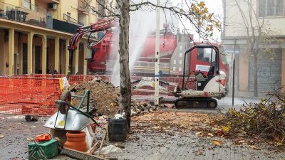 Enorme perdita idrica in via Martiri-della Liberta' (foto S.Novellu)