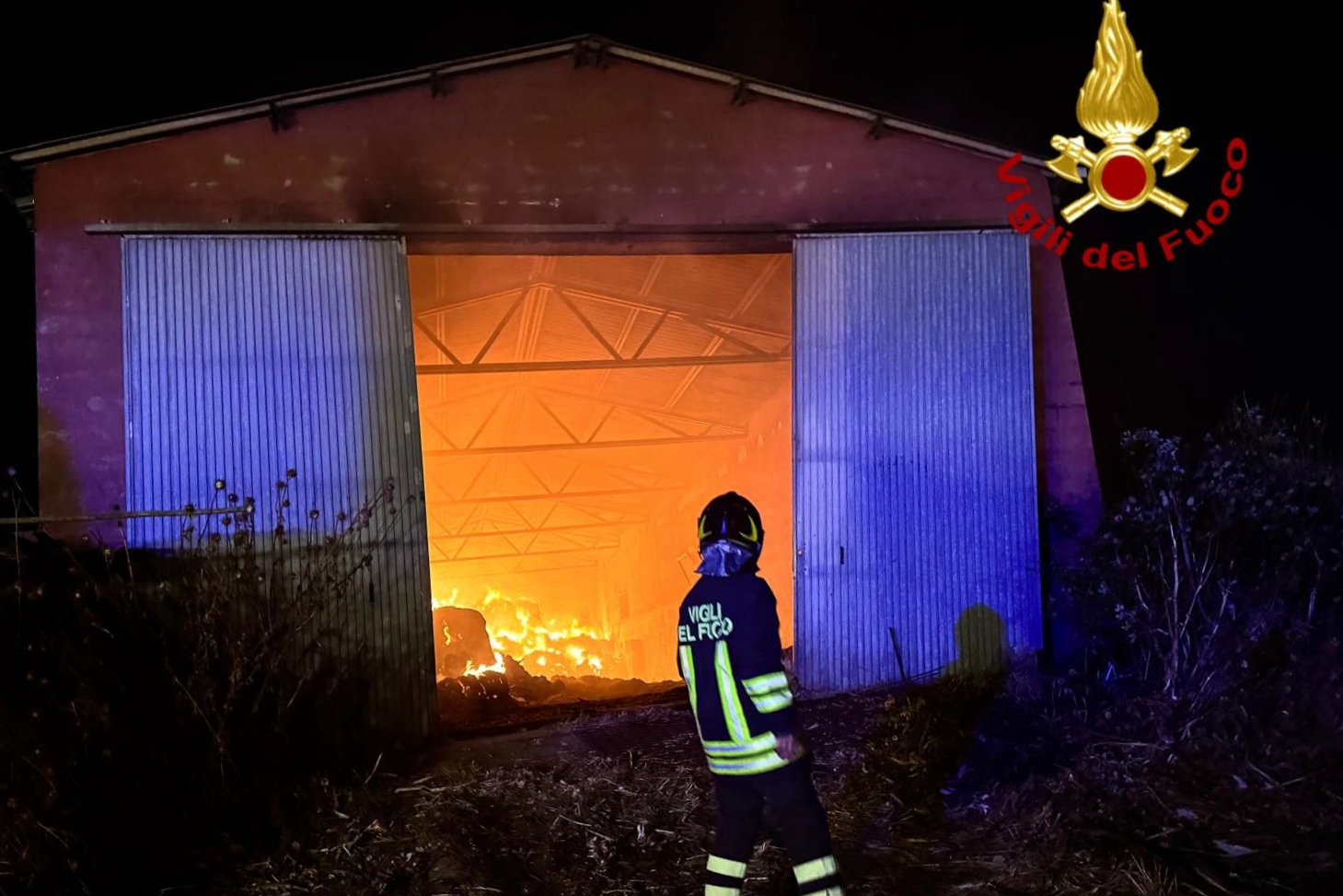 Attentato incendiario a Macomer: fienile distrutto dalle fiamme