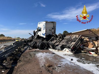 Il camion distrutto nell'incidente