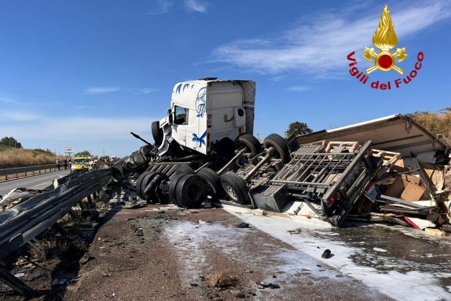 Il camion distrutto nell'incidente