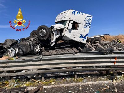 Il camion distrutto nell'incidente