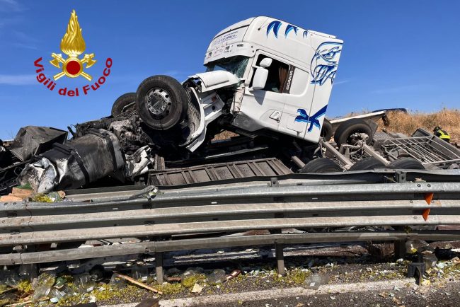 Il camion distrutto nell'incidente 