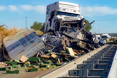 Il camion distrutto nell'incidente
