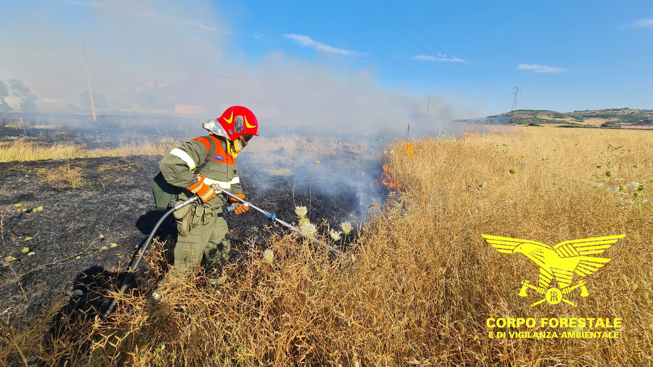 Incendi in Sardegna: le fiamme minacciano un’area di servizio e linea elettrica a Loculi
